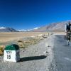 Radfahren auf dem 4200 Meter hohen Changtang Plateau in Richtung  Leh.  Changtang , Indien.