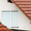 Die Rollläden an einem Fenster sind heruntergelassen. Ein mutmaßlicher Serientäter soll im baden-württembergischen Walldürn mindestens eine Frau mindestens mehrere Tage lang mit Hilfe seines Bruders festgehalten und vergewaltigt haben. 