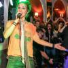 Zahlreiche Menschen besuchen am Samstag das Kneipen- und Musikfestival Honky Tonk in Würzburg. Im Enchilada sorgte die Band "Overdrive" für musikalische Unterhaltung mit Groove.