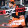 München, an diesem Montag: Ein Absperrband der Polizei sperrt die Stelle, an der sich Klimaaktivisten am Karlsplatz in der Innenstadt auf die Fahrbahn geklebt haben. 