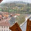Beim Großputz im Kirchenturm: Diesen Blick über das Dach des Kirchenschiffs von St. Laurentius (rechts), die Altstadt von Marktheidenfeld und den Main bekommt man nicht allzu oft zu sehen. 