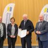 Urkunde übergeben (von links): Rüdiger Herrmann (alternierender Vorsitzender der Vertreterversammlung der DRV Bund), Brigitte Gross (Direktorin der DRV Bund), Jubilar Waldemar Kraus, und Peter Weiß (Bundeswahlbeauftragter).