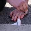 Ein Klimaaktivist klebt seine Hand auf die Fahrbahn am Karlsplatz in der Münchner Innenstadt.