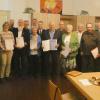 Auf dem Foto von links: Bürgermeister Manuel Kneuer und Kreisvorsitzender Frank Bauer gratulierten den Jubilaren zu ihren Auszeichnungen, darunter in der Bildmitte Horst Ludwig, der für 60 Jahre Mitgliedschaft geehrt wurde, links hinter ihm 1. Vorsitzender Reinhold Lamprecht.