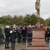 Der Chor des MGV Frohsinn ehrt mit einem Liedbeitrag die Verstorbenen des Vereins im Äußeren Friedhof.