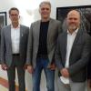 Die Vorstände des Förderrings Gesundheit Mainschleife, Stephan Unkelbach (links) und Georg Klose (rechts), stellen die zwei neuen Chefärzte des Fachklinikums Mainschleife vor: Thomas Krause (Zweiter von links) und Hartmut Roth (Mitte) sowie Klinikgeschäftsführer Simon Machnik (Zweiter von rechts).