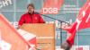 Am Rednerpult: Frank Firsching,  Regionsgeschäftsführer für den DGB Unterfranken.
