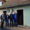Die Pilgerherberge im einstigen Gaukönigshöfer Schutzjudenhaus stellte Bernhard Rhein (rechts) den Besuchern (von links) Manfred Zentgraf, Joachim Rühl und Franzose Nils Brunet vor.
