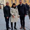 Die blinde BFW-Geschäftsführerin Judith Faltl testete im Beisein von Bürgermeister Jürgen Götz und des Behindertenbeauftragten des Landkreises Ernst Joßberger (links) sowie der Veitshöchheimer Gemeinderätin Christina Feiler (rechts) das auf beiden Seiten der Straße installierte Blindenleitsystem.