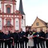Bürgermeister Jürgen Götz (Mitte) durchschnitt zur Eröffnung der Kirchstraße nach zweieinhalb Jahren Bauzeit symbolhaft ein Absperrband. Bürgermeister Jürgen Götz (Mitte) durchschnitt zur Eröffnung der Kirchstraße nach zweieinhalb Jahren Bauzeit symbolhaft ein Absperrband.