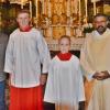 Kirchenpfleger Thomas Eschenbach und Pfarrer Pater Joe verabschiedeten Johannes Eschenbach und nahmen Luisa Mauer in die Schar der Minstranten von Ipthausen auf.