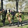 Gemeinsam mit Vertretern des VdK und des Kriegervereins legte Claus Bittenbrünn zum Ende der Gedenkfeier am Ehrenmal Kränze nieder.