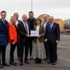 Wirtschaftsminister Hubert Aiwanger (Mitte) sichert die Unterstützung des Freistaats bei der Konversion der Conn Barracks zum Gewerbepark zu. Die Aufnahme entstand bei einem Besuch auf dem Gelände der bereits als Gewerbegebiet genutzten Teilfläche des ehemaligen Motorpools: (von links) Landrat Florian Töpper, Staatssekretärin Anna Stolz, Konversionsmanager Tobias Blesch, Wirtschaftsminister Hubert Aiwanger, Bürgermeister Thomas Hemmerich, Bürgermeisterin Bettina Bärmann, Wirtschaftsförderer Frank Deubner sowie Regierungspräsident Eugen Ehmann.