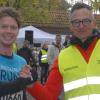 Hauptlauf-Sieger Gabriel Lautenschlager (links) aus Würzburg mit Laufteam-Abteilungsleiter Sebastian Apfelbacher von Lebkuchenlauf-Ausrichter TG Kitzingen.