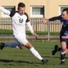 Dettelbachs Carmine de Biasi (links) behauptet den Ball gegen Patrick Reuss vom SV Sonderhofen: In der Kreisliga-Spiel lag der SV am Ende deutlich vorne.