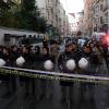 Polizistinnen und Polizisten riegeln den Bereich um die beliebte Fußgängerzone Istiklal in der Istanbuler Innenstadt ab. Dort gab es eine Explosion mit Toten und Dutzenden Verletzten.