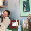 Stefanie Bock ist Vorsitzende des im Juli 2022 gegründeten Tierschutzvereins "Hundstage Herzensangelegenheiten e. V." in Gerolzhofen. Im Bild hat sie Nola auf dem Arm, eine einstige rumänische Straßenhündin, die seit etwa einem Jahr bei ihr lebt.
