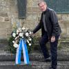 Bürgermeister legt im stillen Gedenken an die Opfer von Gewalt, Terror und Krieg  einen Ehrenkranz nieder.