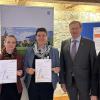 Erfolgreicher Abschluss (von links): Staatsministerin Anja Preuß, Carolin Endres (Quartiersmanagerin Bad Neustadt ), Nicole Köllmer-Holl (Quartiersmanagerin Wülfershausen), Wolfgang Seifert (Bürgermeister  Wülfershausen) und Kursleiterin Franziska Harbich bei der Zertifikatsübergabe auf dem Campus Benediktbeuern.