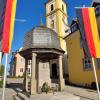 Das Kriegerdenkmal in der Ortsmitte in Unterspiesheim erinnert an die Gefallenen der beiden Weltkriege. Die drei örtlichen Gemeinderäte gedachten der Opfer der Kriege, von Gewalt und Terror mit einem Blumengebinde