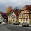 Den Dorfplatz von Neubrunn ziert ein schönes Fachwerk-Ensemble.