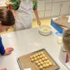 Schülerinnen der 9. Klasse bereiten die Martinswecken vor.