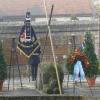 Auf dem Alten Friedhof gedachte Oberbürgermeister Stefan Güntner aller Opfer von Kriegen und Gewalt und legte einen Kranz nieder. Die Ehrenwache stellte die Freiwillige Feuerwehr Kitzingen.