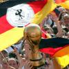 Ob es dieses Mal was wird mit dem Weltmeistertitel für die deutsche Elf?  Jedenfalls ist die Begeisterung der Fußballfans längst nicht so groß wie sonst bei den Turnieren. Das liegt vor allem am Zeitpunkt und dem Austragungsort. 
