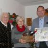 Mit "Karschter Schoklad", Stadttalern und einem besonderen Kaffee überraschte Bürgermeister Michael Hombach das Jubelpaar Elfriede und Kilian Krebs zum Fest der "Eisernen Hochzeit".