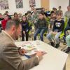 Matthias Bielek bei seiner Vorlesestunde an der Staatlichen Realschule Dettelbach.
