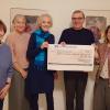 auf dem Foto (von links): Gertrud Thoma (Floristik), Marita Gottwalt (Batik), Marita Zeisner (Keramik), Annemarie Heiß (Hospizverein), Wolfgang Engert (1. Vorsitzender Hospizverein), Maggie Sieß (Leiterin der Steckenpferdreiter) und Christine Marx (Näharbeiten).