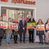 Von links: Kerstin Schobert (Förderverein Grund- und Mittelschule Waldbüttelbrunn), Rebecca Reuß (AWO, Kindergarten Spatzennest), Verena Stumm (Sozialverein St. Bartholomäus, Kita Roßbrunn), Sparkassen-Beratungscenterleiterin Melanie Schnitzbauer, Stefan Baumeister (stellvertretender Leiter Beratungscenter Höchberg), Bürgermeister Klaus Schmidt, Katharina Huber (Sozialverein St. Martin, Kita St. Martin), Astrid Dengel (Sozialverein St. Bartholomäus, Kita St. Gertrud)