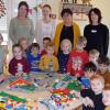 Kinder und Betreuerinnen fühlen sich sichtlich wohl in der neuen Kindertagesstäte, wovon sich Bürgermeister Jürgen Heusinger (links) bei einem Besuch überzeugen konnte. Neben den Kindern mit im Bild Hortbetreuerin Daniela Mandel (hinten von links), Anna Bohac (Pädagogisches Personal), Kindergartenleiterin Barbi Guck, Nicole Bambach (Regelbereich) und Michaela Hümpfner (Hortbetreuung).