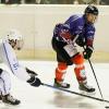 David Franek (rechts) vom ESV Würzburg behauptet den Puck gegen Matthias Arlt vom EV Weiden. Die Würzburger Eisbären haben ihr erstes Heimspiel gegen Weiden gewonnen. Franek erzielte im zweiten Drittel zwei Tore.