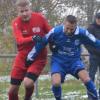 Zweikampf zwischen Fabian Türk (links) von der SG Stockheim/Bastheim/Reyersbach und André Schneider von der SG Eußenhausen/Mühlfeld, die das Derby der A-Klasse 3 überraschend mit 1:0 gewann.