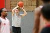 Beim Training der Würzburg Baskets beobachtet Co-Trainer Dejan Mihevc das Geschehen meist aus dem Hintergrund. Hier passt er einen Ball zurück zu den Spielern auf dem Feld. Beim Training der Würzburg Baskets beobachtet Co-Trainer Dejan Mihevc das Geschehen meist aus dem Hintergrund. Hier passt er einen Ball zurück zu den Spielern auf dem Feld.