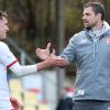 Dank an den Siegtorschützen: Trainer Marco Wildersinn (rechts) gratuliert nach Schlusspfiff Marius Wegmann.