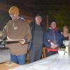 Die Arbeitsgruppe vor dem Pfarrheim bereitete Bratwürste vor und verteilte Glühwein.