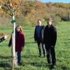 Die Gemeinde Stadtlauringen unterstützt die Bürger bei Natur-und Umweltschutzprojekten. Eine Idee wäre zum Beispiel, Streuobstwiesen anzulegen, wie hier in Altenmünster das 2001 gestartete  Projekt des Obst-und Gartenbauvereins. Im Bild (von links) Bürgermeister Friedel Heckenlauer, Monika Böhm- Weniger (Jury), Michael Jäger (Jury), Koordinator Geschäftsleiter René Schäd und Jurymitglied und ehemaliger Verwaltungsleiter Walter Düring.