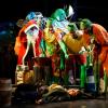 "Olchige Weihnachten" im Theater Sommerhaus, Winterhausen. Von links: Oliver Trahndorff (Weihnachtsmann, Polizist), Brigitte Obermeier (Olchi-Mama), Thomas Mangold (Olchi-Kind), Heiko Schnierer (Olchi-Papa), Barbara Trahndorff (Polizistin, auf dem Boden).