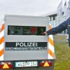 Ingo Stübinger von der Verkehrspolizeiinspektion Schweinfurt (links) und Polizeihauptkommissar Gerd Jahrsdörfer stehen an einem mobilen Blitzer, wie er zwischen Michelau und Geusfeld aufgestellt war.