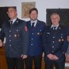 Kreisbrandinspektor Sebastian Muth (von links) ehrte Sebastian Rudolf und Florian Hofmann für 25 Jahre Feuerwehrdienst, ihnen gratulierten Kommandant Reiner Wirth und Bürgermeister Herbert Volkamer.