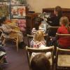 Ehrenamtliche Familienpatinnen vom Kinderschutzbund Schweinfurt begeistern Klein und Groß beim Vorlesetag in der Buchhandlung Collibri.