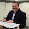 Christian Holzemer nimmt die Wahl zum Bürgermeister der Marktgemeinde Frammersbach per Unterschrift an.