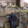 "In Steedem hängt der Löffel an der Keede", sagt man in Stetten. Dietmar Zink, der zweite Bürgermeister von Sondheim Rhön in Stetten, vor der Dorflinde mit der traditionsreichen Wasserkelle, mit der sich durstige Wanderer erfrischen können. Rund um die Linde soll auch das erste Weihnachtsdorf stattfinden.