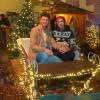"Antenne Bayern hilft" unterstützt Frisörmeister Frank Fischer (rechts) mit den Einnahmen aus seinem kleinen Adventshof. Zusammen mit Thorsten Schmälzle bietet er unter anderem Glühwein und Bratwurst an.