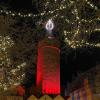 Der Glühwein an Heiligabend unter Bayerns größter Weihnachtskerze ist mittlerweile für viele Kult geworden.