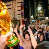 Ausgelassen feiern Menschen in Tokio nach dem Sieg der japanischen Fußballnationalmannschaft gegen Deutschland. Im beruflichen Kontext verhalten sich japanische Kollegen allerdings in der Regel zurückhaltend, wie Fredi Breunig erzählt, der in der japanischen Firma Nipro in Münnerstadt arbeitet.