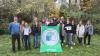 Vertreter aus der Steuergruppe Umwelt (SMV, Schüler-Umweltbeauftragte, Lehrer und Mitglieder aus der Schulleitung) bei der Übergabe der Flagge und Urkunde an die Schulgemeinschaft der FOSBOS Würzburg.