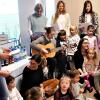 Baugeschichte mal ganz anders:  Ein kleiner Chor der Kindergartenkinder sang über die schwierigen Umstände der Bauzeit des neuen Kindergartens Bibergau/ Effeldorf